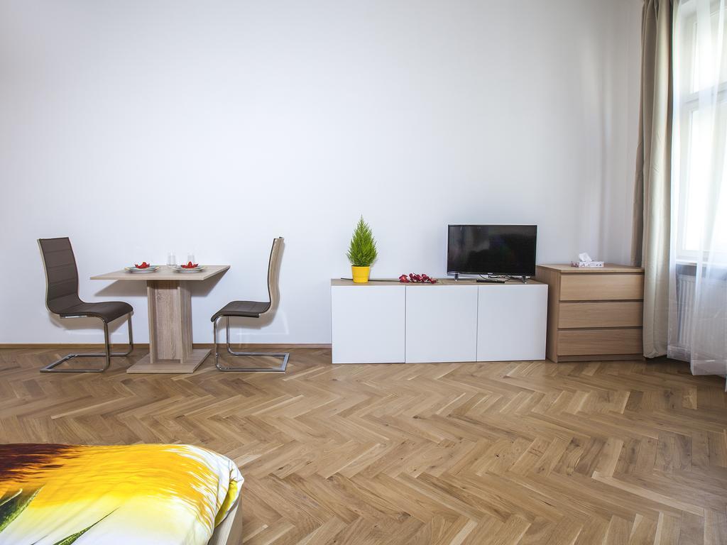 Beautiful Central Apartment Thamova Prag Exteriör bild