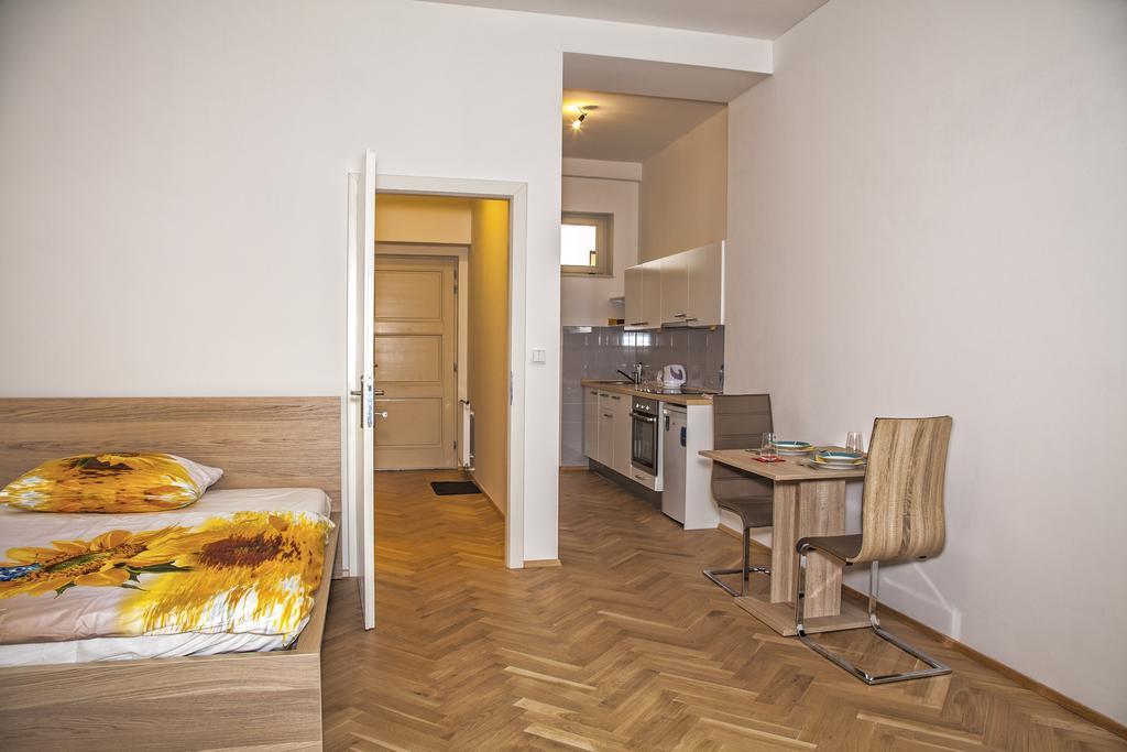 Beautiful Central Apartment Thamova Prag Exteriör bild